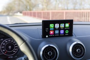 Ecran CarPlay intégré à une voiture