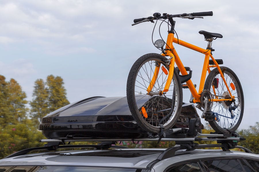 Des barres de toit, accessoire indispensable pour transporter des coffres de toit, des vélos, des skis.