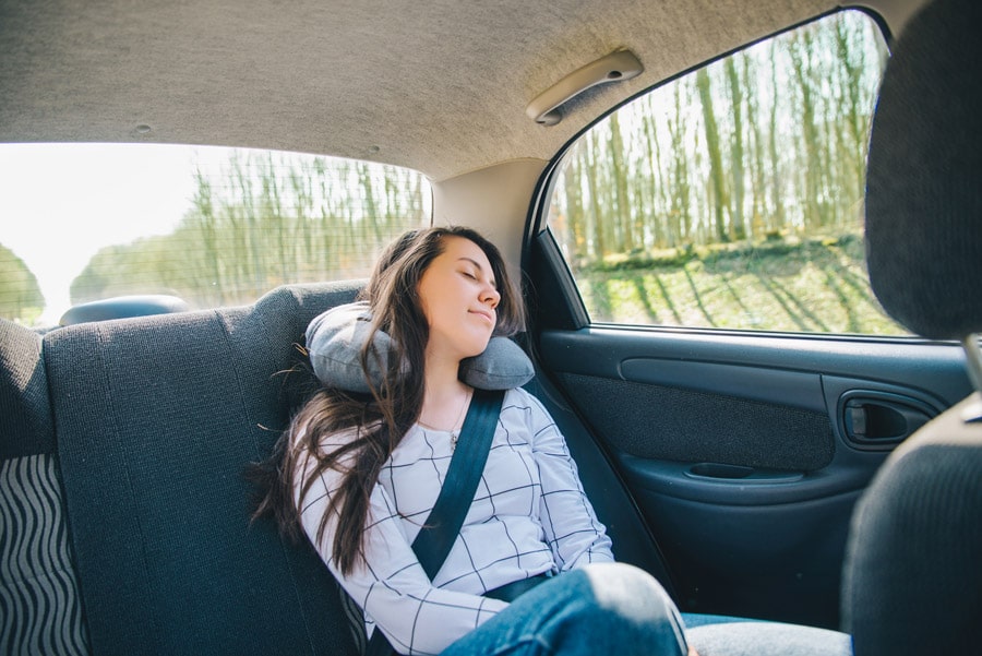 Dormir en voiture confortablement avec un coussin de nuque (cale nuque)