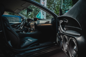 Caisson de basse intégré dans le système audio d'une voiture