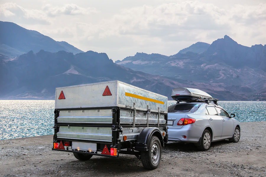 Une remorque de voiture pour transporter des objets