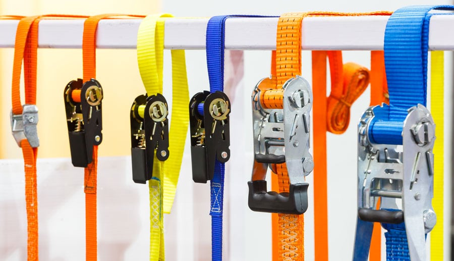 Les sangles et les tendeurs, des accessoires qui permettent de transporter des objets en les attachants