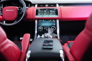 Intérieur d'une voiture avec un écran tactile intégré