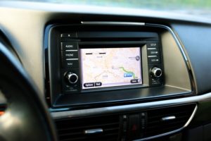 Autoradio GPS intégré dans une voiture