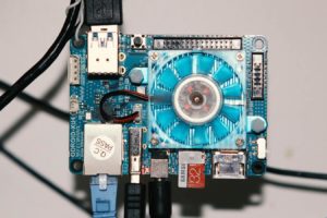 Possiblement intérieur d'un autoradio USB auquel on pourra brancher une prise usb