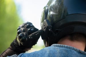 Intercom fixé au casque d'un motard