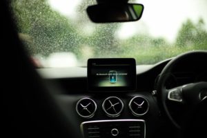Ecran d'une voiture avec un autoradio bluetooth intégré