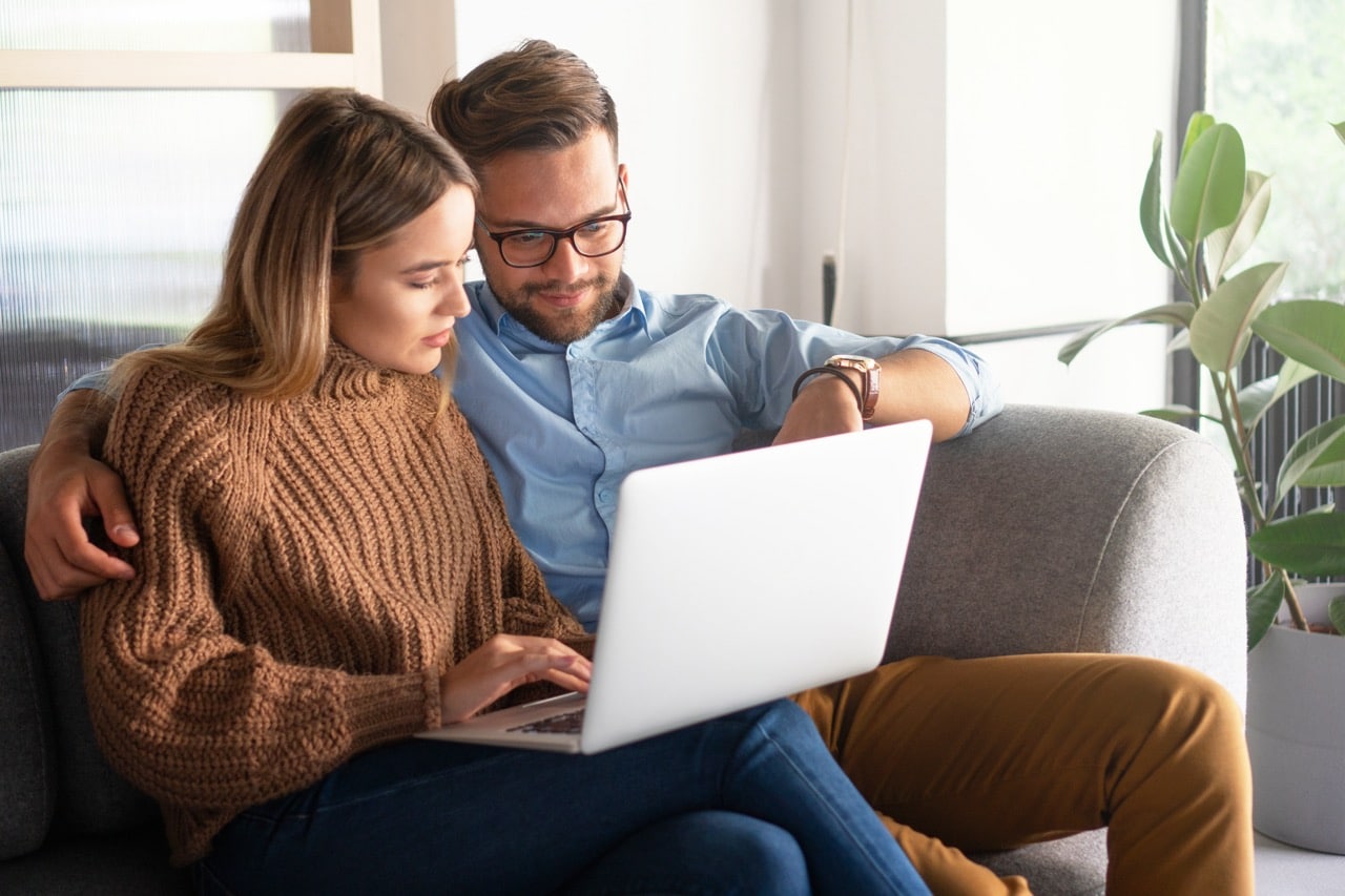 Un couple en train de faire leurs démarches de carte grise en ligne