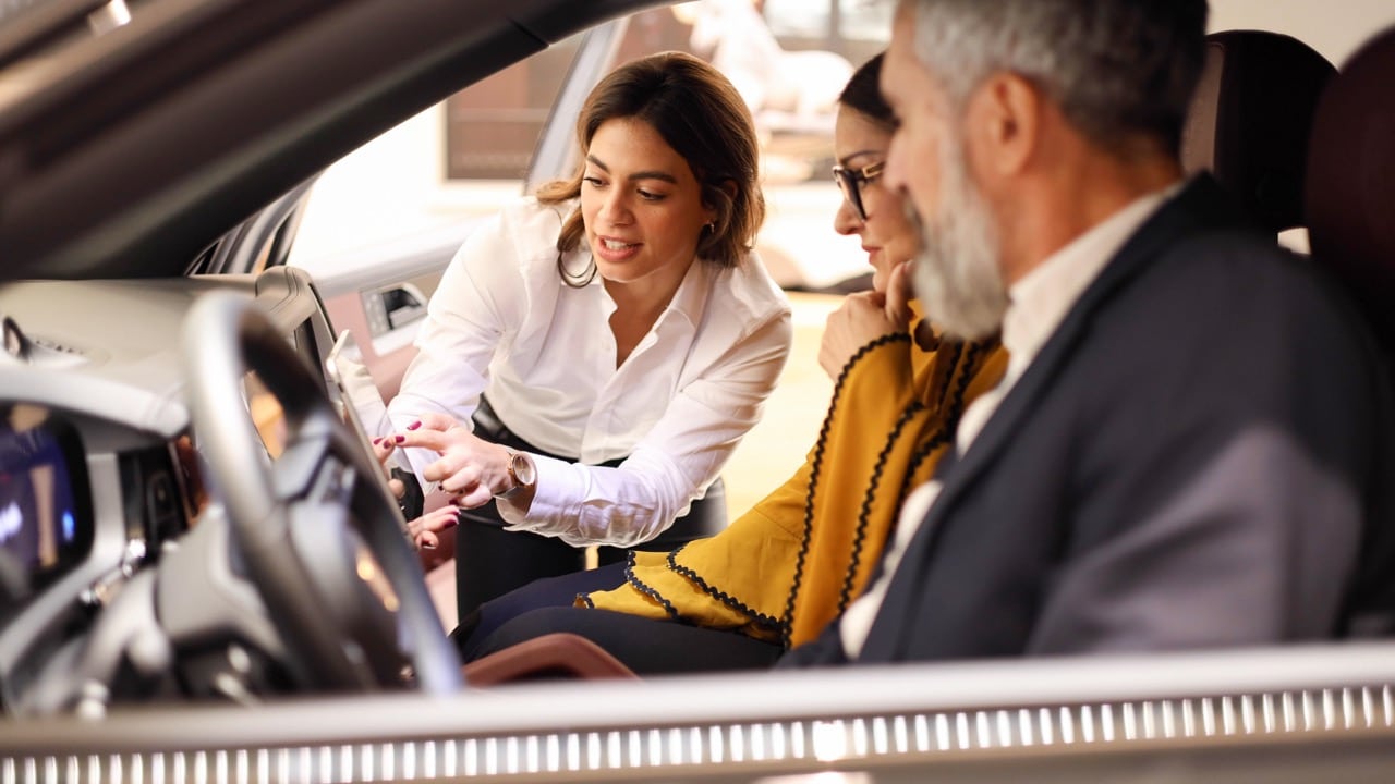 Un couple qui essaye une voiture qu'ils souhaitent prendre en leasing mais sans mettre d'apport