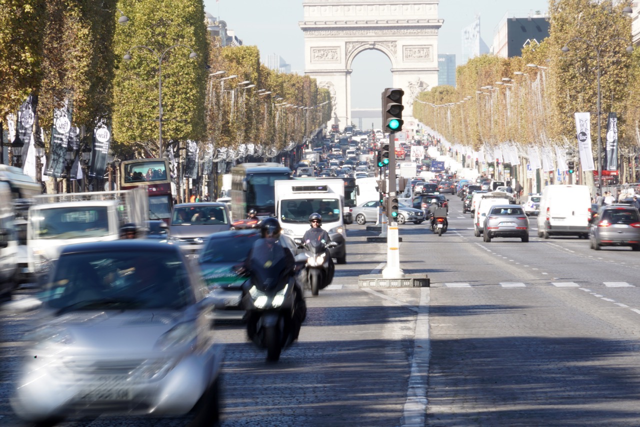 Des voitures et scooter dans des bouchons à Paris