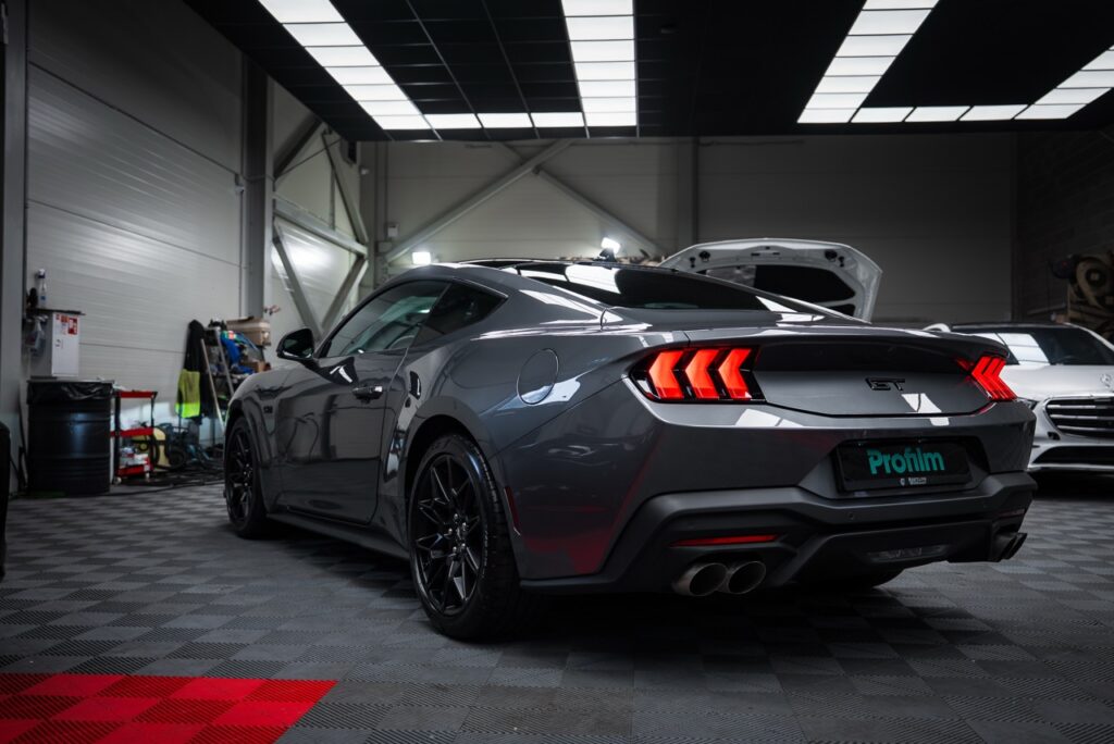 Un éclairage dans un garage automobile